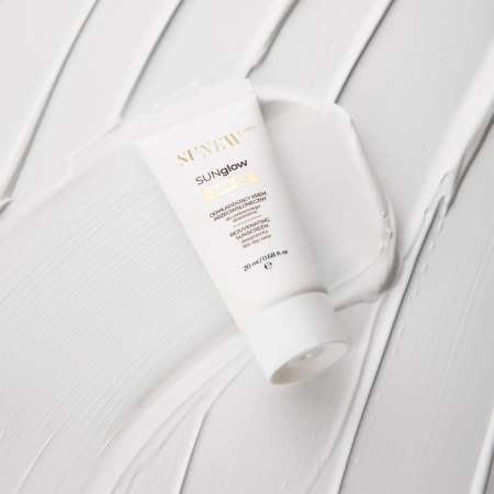 SunewMed+ - SUNglow SPF50 Odmładzający Krem Przeciwsłoneczny do Twarzy - 20ml